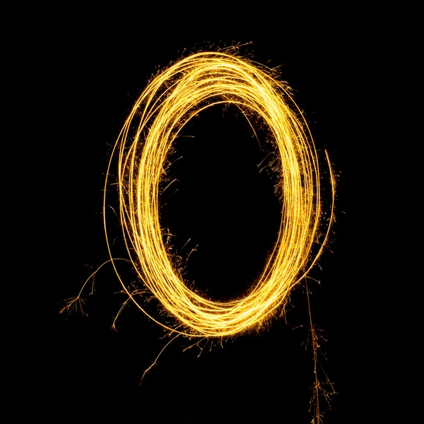Alfabeto O de la luz de fuegos artificiales Sparkler y número cero . — Foto de Stock