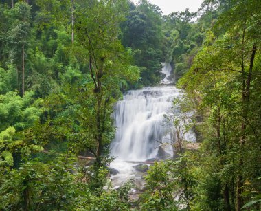 şelale düşük çekim hızı.