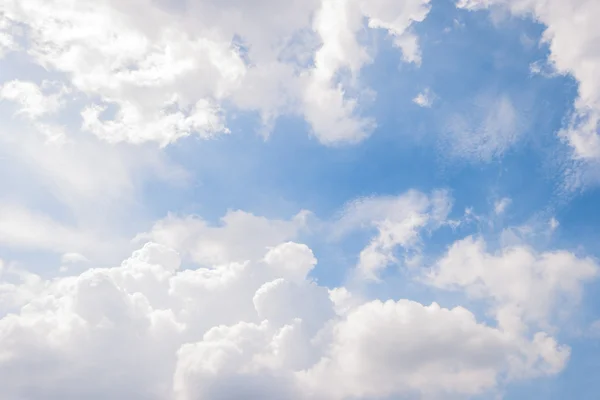 Vitt moln på blå himmel. — Stockfoto