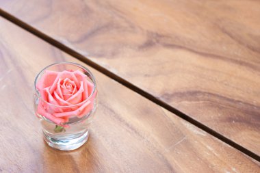 Rose bir cam masaya süsleyin.