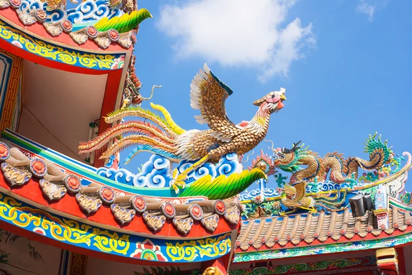 白鳥と龍の彫刻を飾る屋根の上. — ストック写真