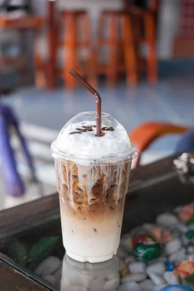 Iced caramel latte koffie — Stockfoto