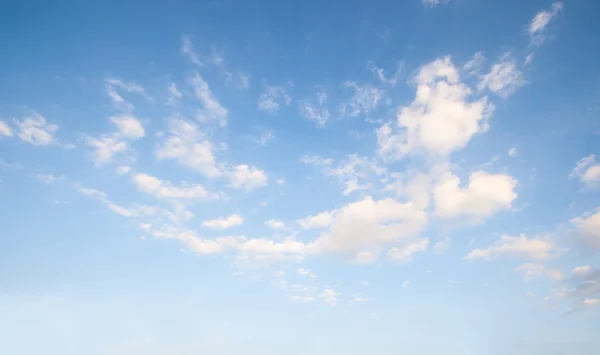 Blå himmel med vitt moln. — Stockfoto