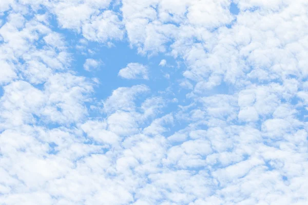 Vackra vita moln på blå himmel — Stockfoto