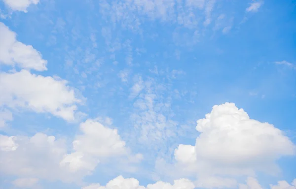 Blå himmel med vitt moln — Stockfoto