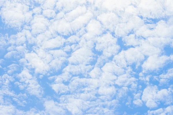 Awan putih yang indah di langit biru — Stok Foto