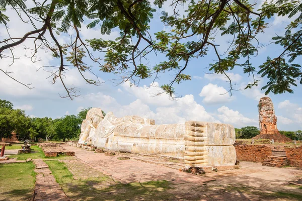 在 wat Lokaya Suttharam 在大城府，遇难大睡佛 — 图库照片