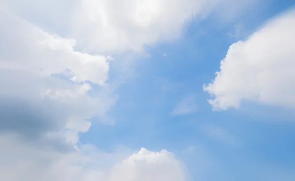 Céu azul com nuvem branca — Fotografia de Stock