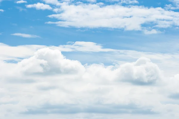 Awan putih yang indah di langit biru — Stok Foto