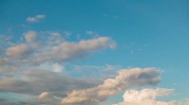 Mavi arka planda güzel bulutlar. 4k hızlandırılmış görüntü.