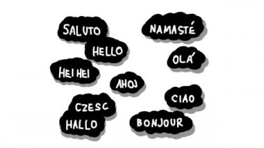 Konuşma baloncuklarındaki farklı dillerde merhaba. İngilizce, Çekçe, Fransızca, İspanyolca ve diğer dillerde selamlar.