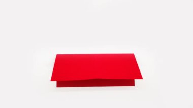 Origami kağıt kalp katlama, 4K stüdyo stop motion. Aşkın sembolü.