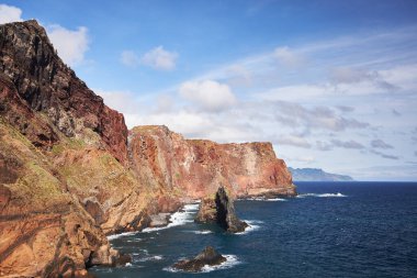 Doğu Madeira kıyı manzarası uçurumlar, kayalar ve deniz manzaralı. Ponta de Sao Lourenco. Atlantik okyanusu. Favori turistik yer.