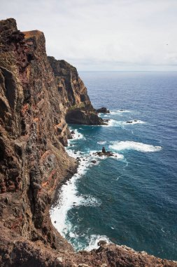 Doğu Madeira kıyı manzarası uçurumlar, kayalar ve deniz manzaralı. Ponta de Sao Lourenco. Atlantik okyanusu. Favori turistik mekan. Dikey fotoğraf yönelimi.