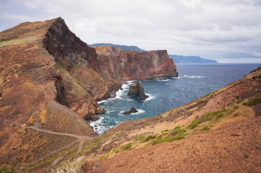 Ponta de Sao Lourenco. Doğu Madeira kıyı manzarası, dağlar, kayalıklar, turistler ve deniz için yürüyüş yolları. Atlantik okyanusu. Favori turistik yer.