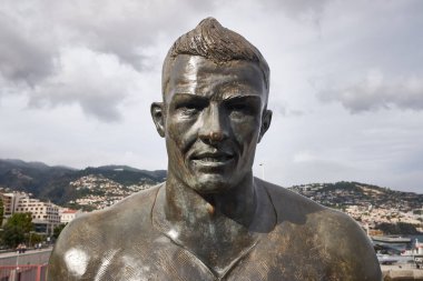 FUNCHAL, MADEIRA, PORTUGAL - 22 Mayıs 2021: Funchal, Madeira 'daki CR7 müzesinin önündeki Christiano Ronaldo' nun bronz heykel başkanının yakın çekimi. Futbol efsanesi.