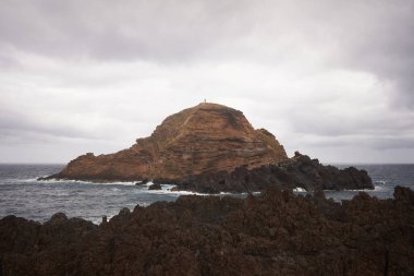 Porto Moniz, Madeira 'daki Ilhu Köstebek Adası, bulutlu bir günde doğal yüzme havuzlarının yanında.