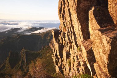 Pico do Arieiro Dağı 'nda, Madeira Adası, Portekiz' de güzel bir kaya oluşumunun üzerinde gün doğumu. Göz kamaştırıcı manzara.