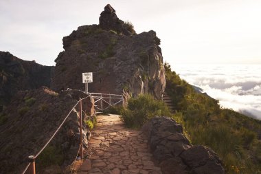 Miradouro do Ninho da Manta, Santana, Madeira, Portekiz yakınlarındaki kaya dağlarında güzel bir manzara. Gündoğumu manzarası.