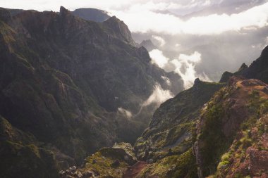 Portekiz 'in Madeira adasında yaz sabahı dağlar. Göz kamaştırıcı manzara.