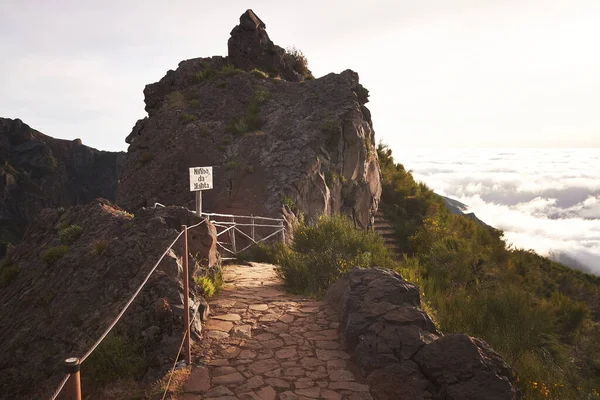 Miradouro do Ninho da Manta, Santana, Madeira, Portekiz yakınlarındaki kaya dağlarında güzel bir manzara. Gündoğumu manzarası.