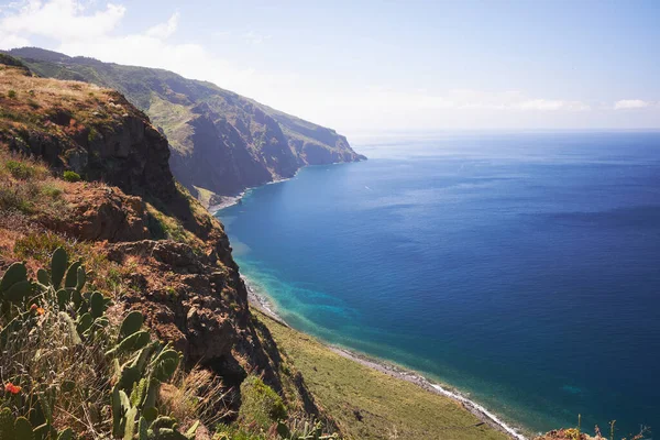 Portekiz Madeira Adasının Batısındaki Ponta Pargo Kayalıklar Okyanus Manzarası Güneşli — Stok fotoğraf