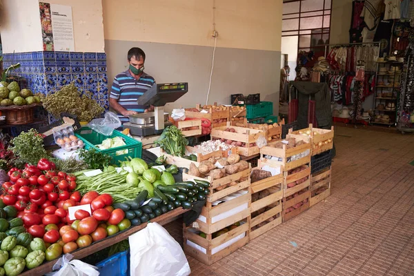 Funchal Madeira Portugalsko Května 2021 Prodejce Ovoce Trh Zeleninou Funchalu — Stock fotografie