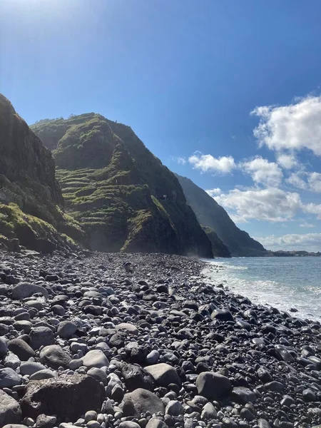 Ribeira da Janela, Madeira, Portekiz 'deki taşlı sahil, dağlar ve deniz. Güneşli bir yaz günü. Seyahat fotoğrafçılık.