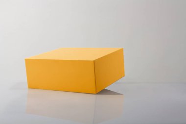 Sarı turuncu kapalı karton kutu veya gri arkaplan, şablon, model, kenar görünüm.