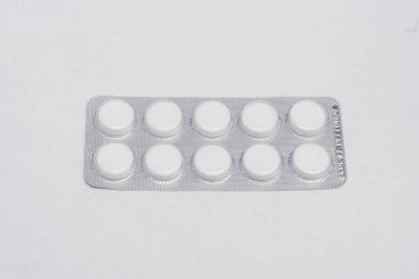 İlaçlar, beyaz arka planda haplar. Nfluenza tedavisi, nezle, solunum enfeksiyonları, covid-19. Tıp ve sağlık konsepti