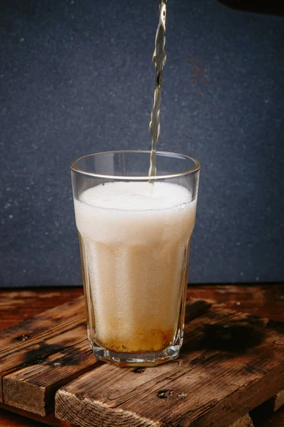 Copo Cheio Espuma Cerveja Fresca Derramando Jato Fundo Madeira Lager — Fotografia de Stock