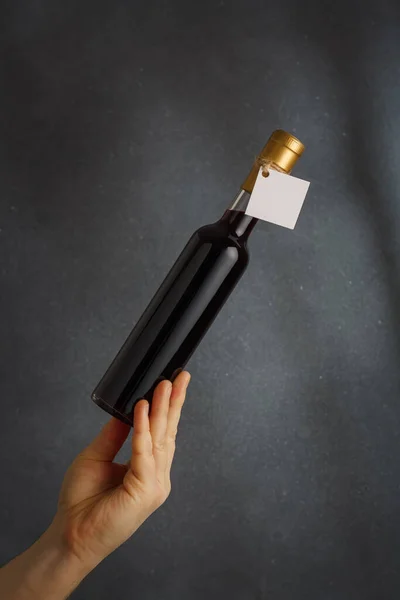 Man Hand Hålla Flaska Rött Vin Naturlig Frukt Alkohol Sprit — Stockfoto