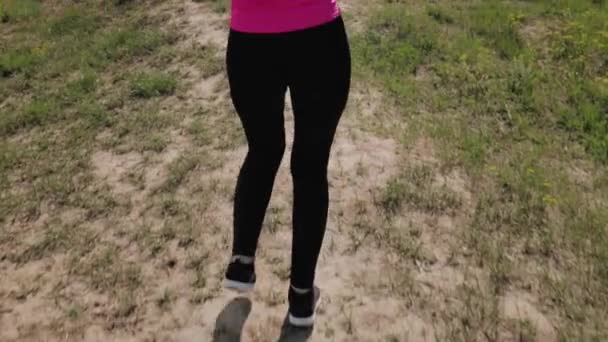 Jeune Femme Retour Caméra Vêtements Sport Commence Courir Extérieur Parmi — Video