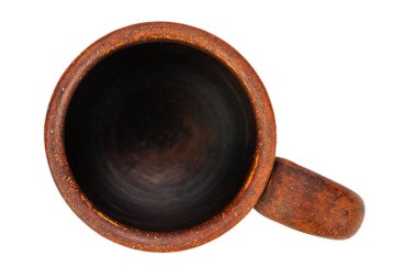 kahverengi el yapımı kil bardak, beyaz arkaplanda izole