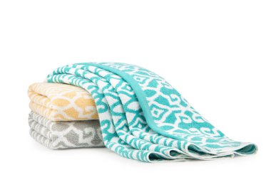 Çok renkli Terry pamuklu banyo havluları, beyaz arka planda izole edilmiş.