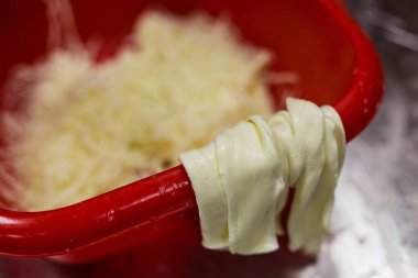 Özel bir peynir fabrikasının ekipmanları ve hazırlık ve üretim aşamaları