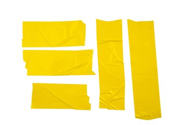 Sarı ambalaj bandı parçaları, beyaz bir arkaplanda izole