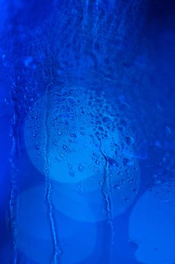 Kara zemine düşen su damlaları, kar ve yağmur