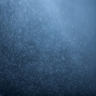 Kara zemine düşen su damlaları, kar ve yağmur