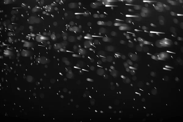 落下的水滴在黑色的背景上 雪和雨 — 图库照片