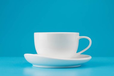 Beyaz kahve fincanı ve çay tabağı dahil, izole et