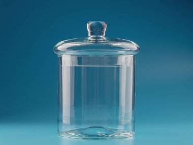 Toplu ürünler için mavi arka planda cam kavanoz