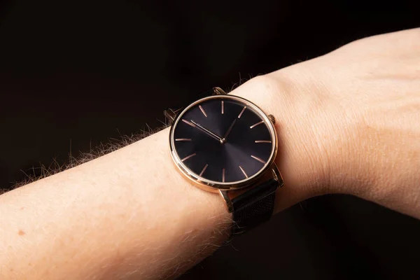 Frauenhand Armbanduhr Mit Quarz Armbanduhr Mit Goldenen Zeigern Auf Schwarzem — Stockfoto