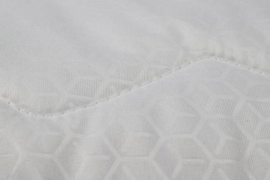 Polyester dolgulu beyaz battaniye, pamuk kaplı, makine dikişli zincir dikişli örtü.