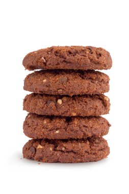 Tahta bir tabakta duran, fındıklı ve çikolatalı zengin yuvarlak kurabiyeler, beyaz bir arka planda izole edilmiş.