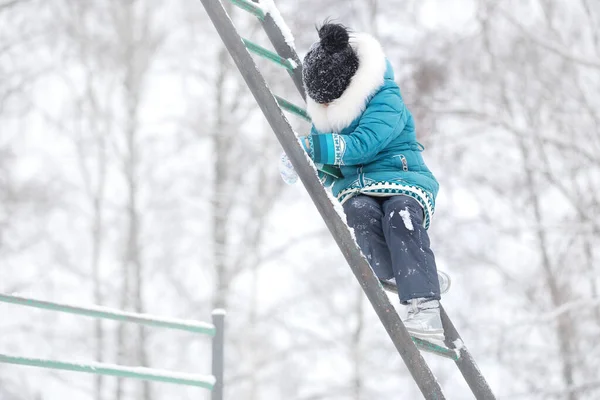 Una Ragazza Abiti Caldi Cappello Passeggia Parco Invernale Innevato — Foto Stock