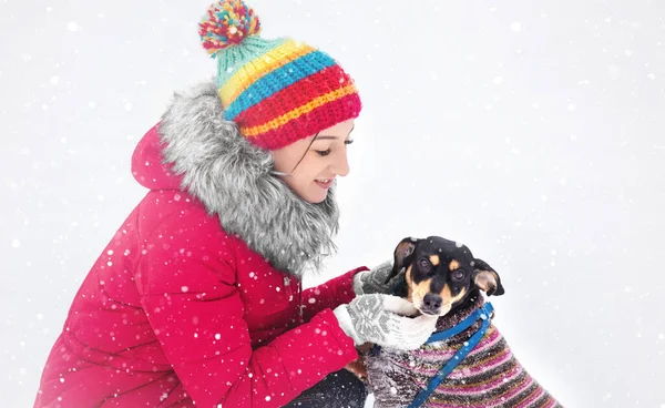 Uma Menina Roupas Quentes Chapéu Caminha Parque Inverno Coberto Neve — Fotografia de Stock