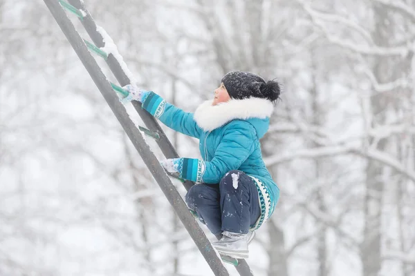 Uma Menina Roupas Quentes Chapéu Caminha Parque Inverno Coberto Neve — Fotografia de Stock