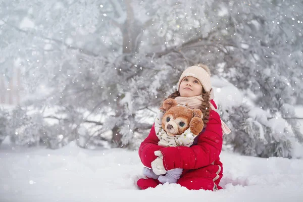 Девушка Красной Куртке Бежевой Шляпе Гуляет Зимний День Кошкой Собакой — стоковое фото