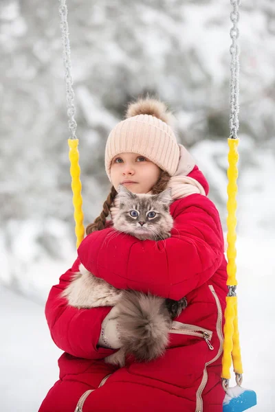 Девушка Красной Куртке Бежевой Шляпе Гуляет Зимний День Кошкой Собакой — стоковое фото